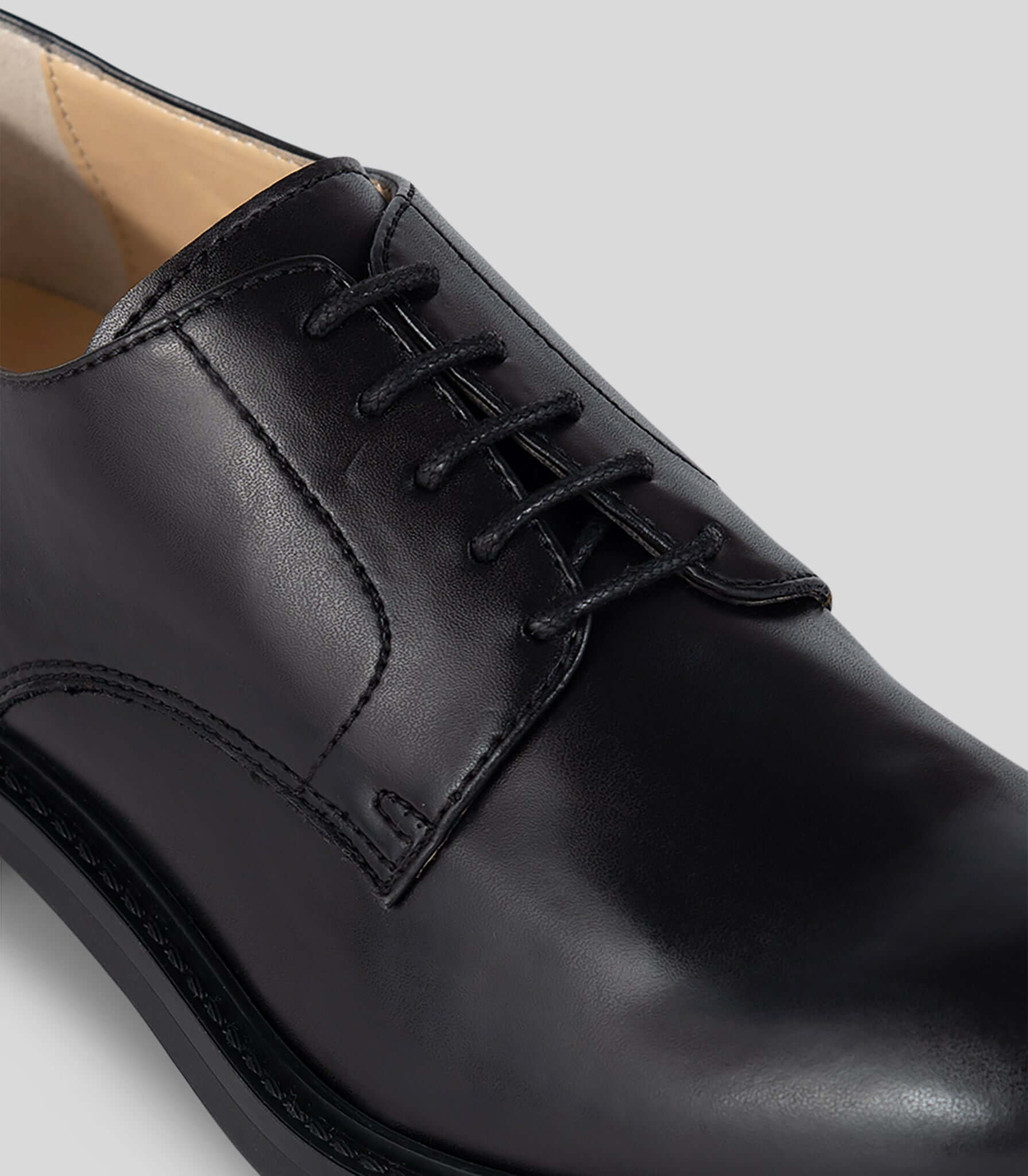 Vegan Derby Woman Black
